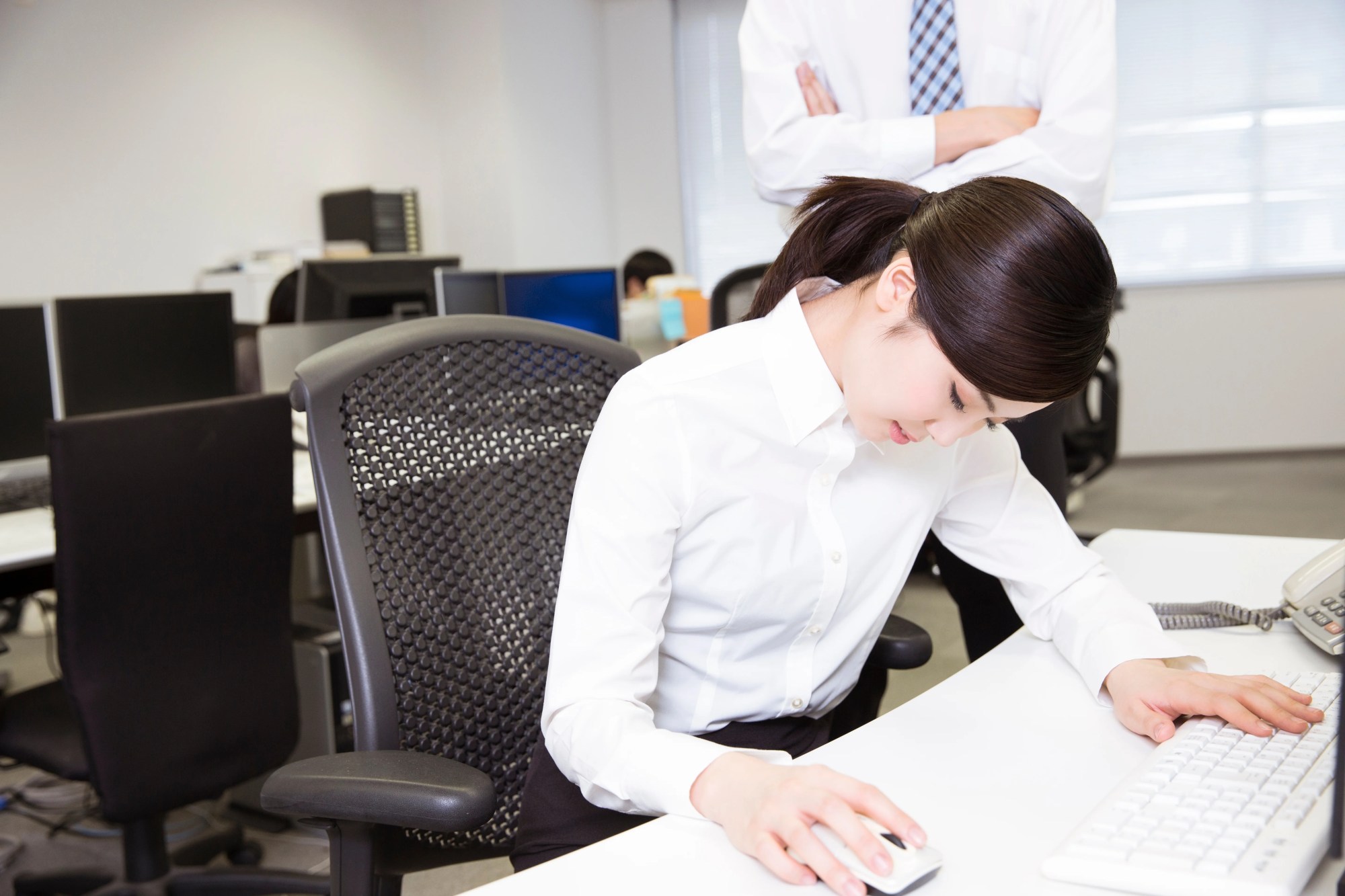 「モンスター社員」のイメージ_叱責を受けて項垂れる女性社員