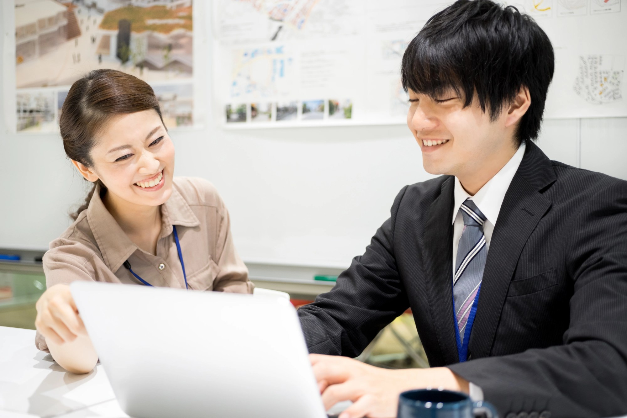 「良好な職場環境」のイメージ_笑顔で話をする上司と部下