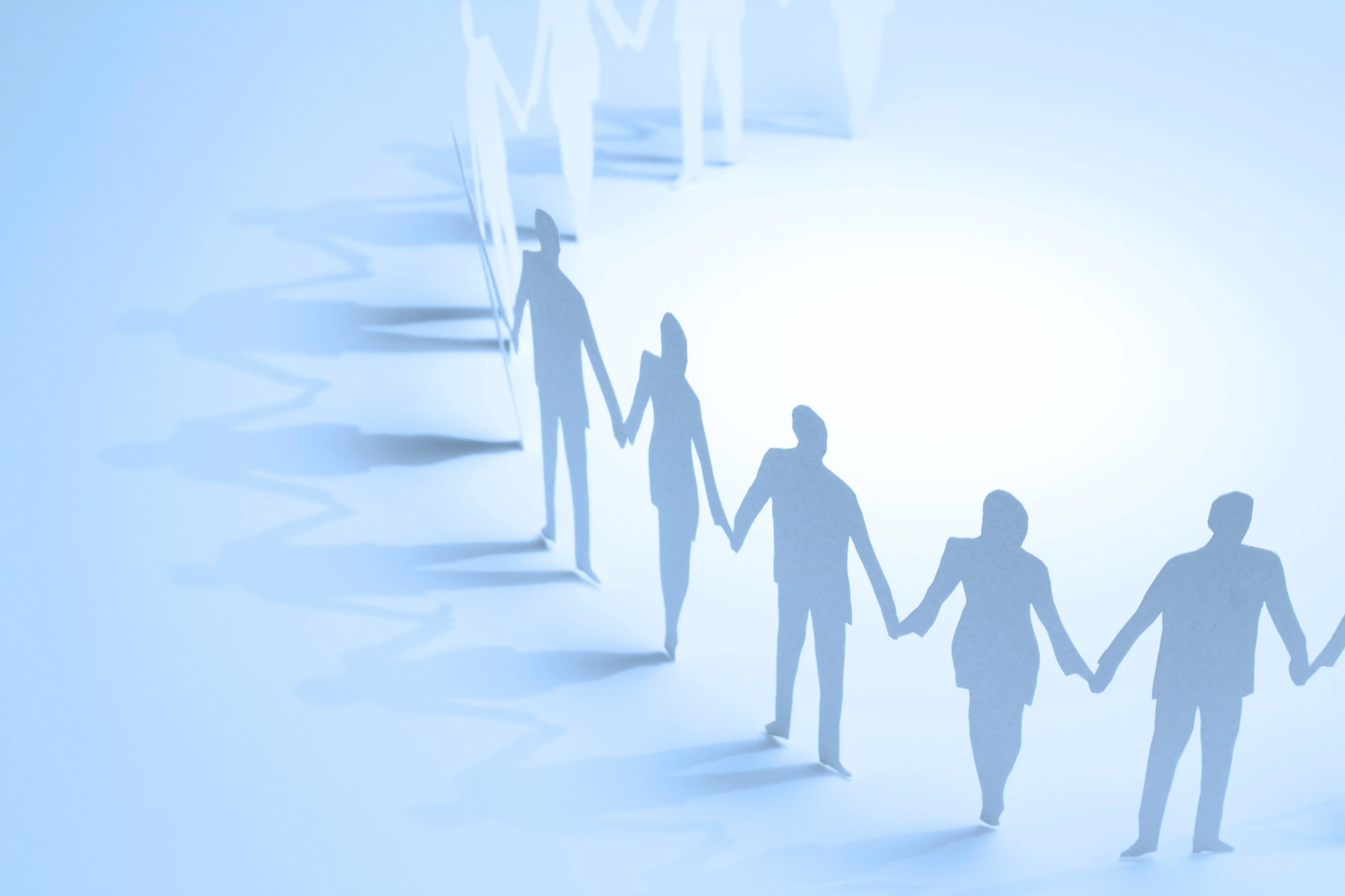 「ダイバーシティ&インクルージョン」のイメージ_複数人が手を繋いでいるモチーフの紙