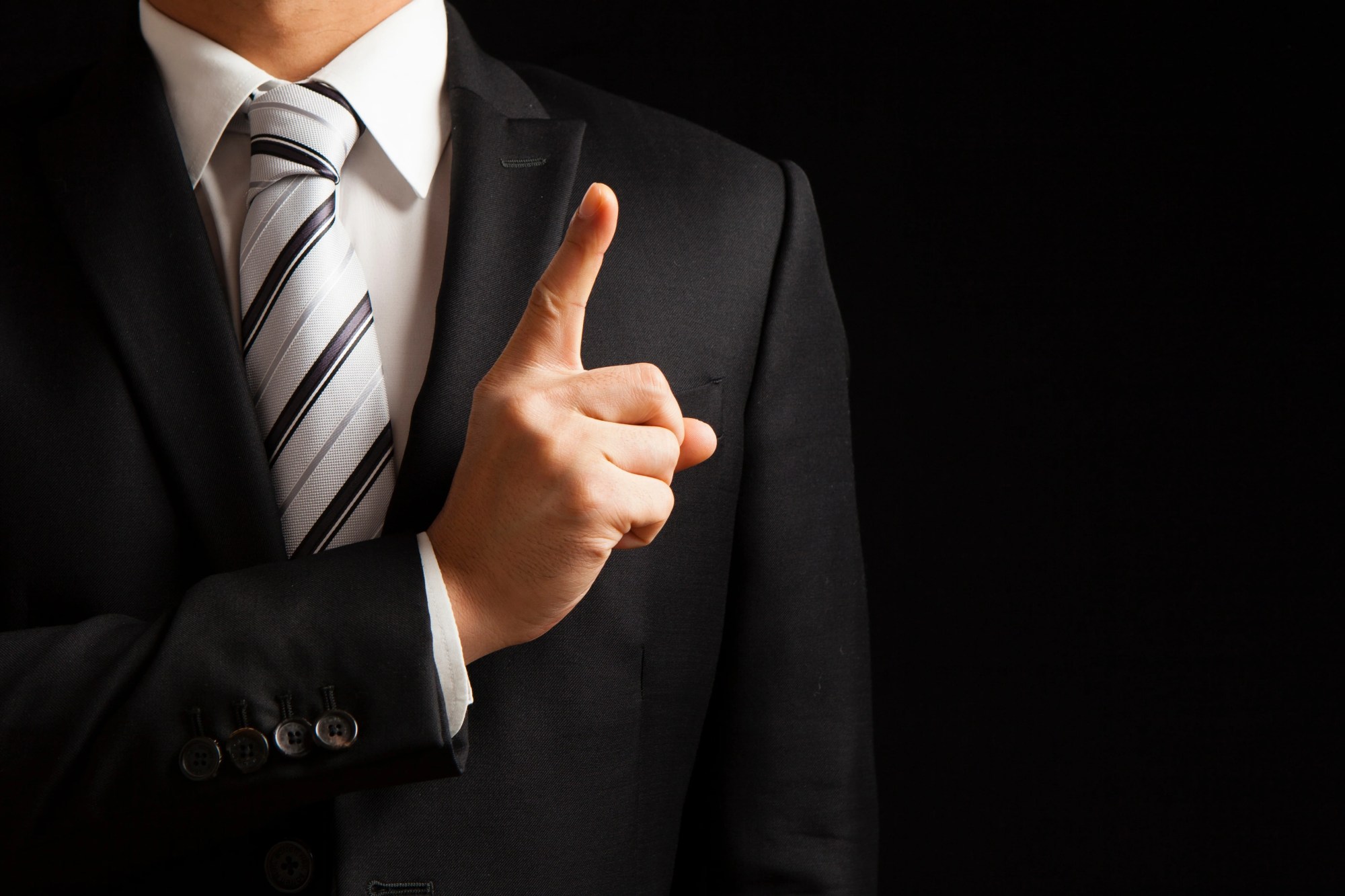 「ポイント」のイメージ_ポイントのハンドサインをする男性の手元