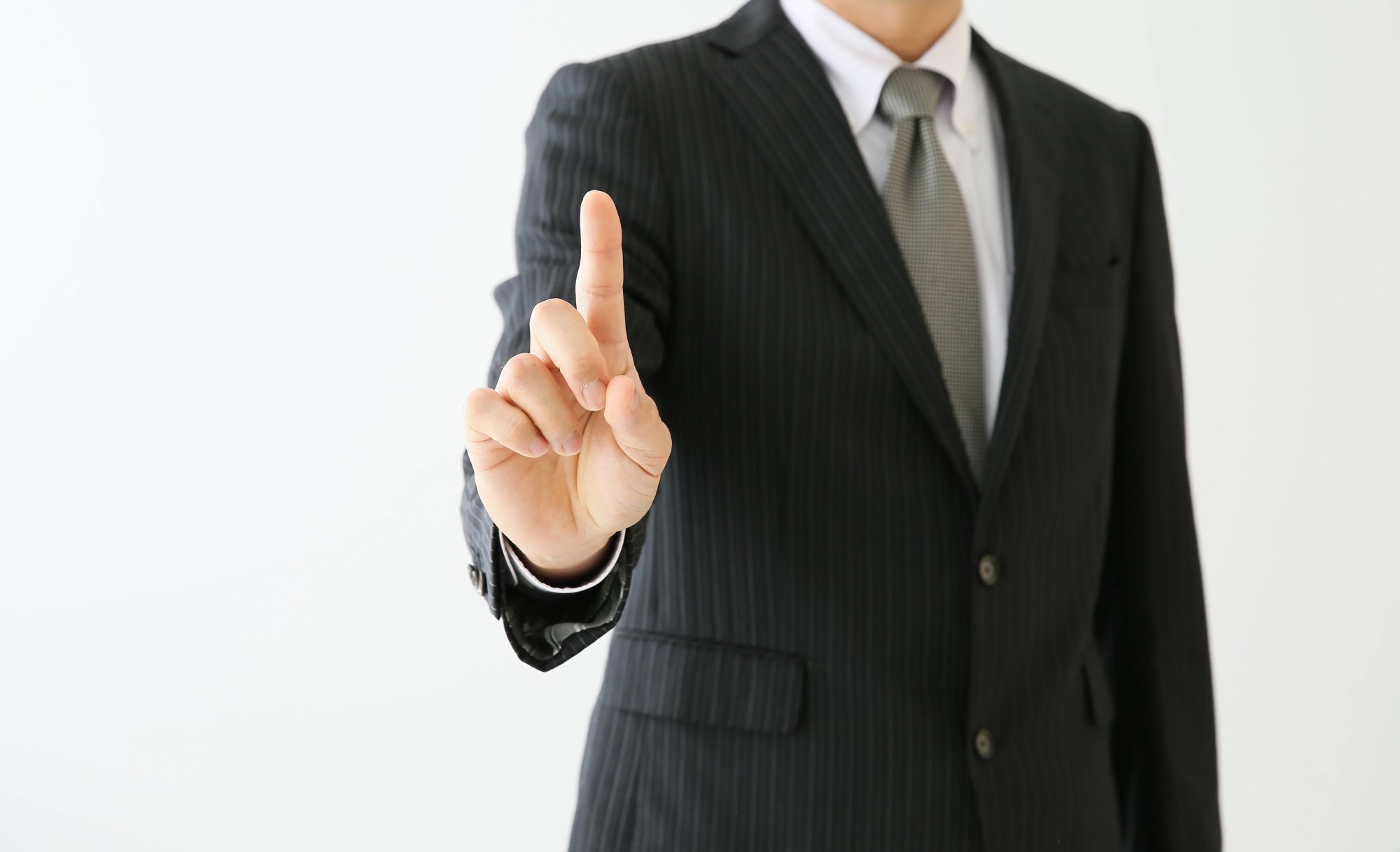 「ポイント」のイメージ_ポイントのハンドサインをする男性社員