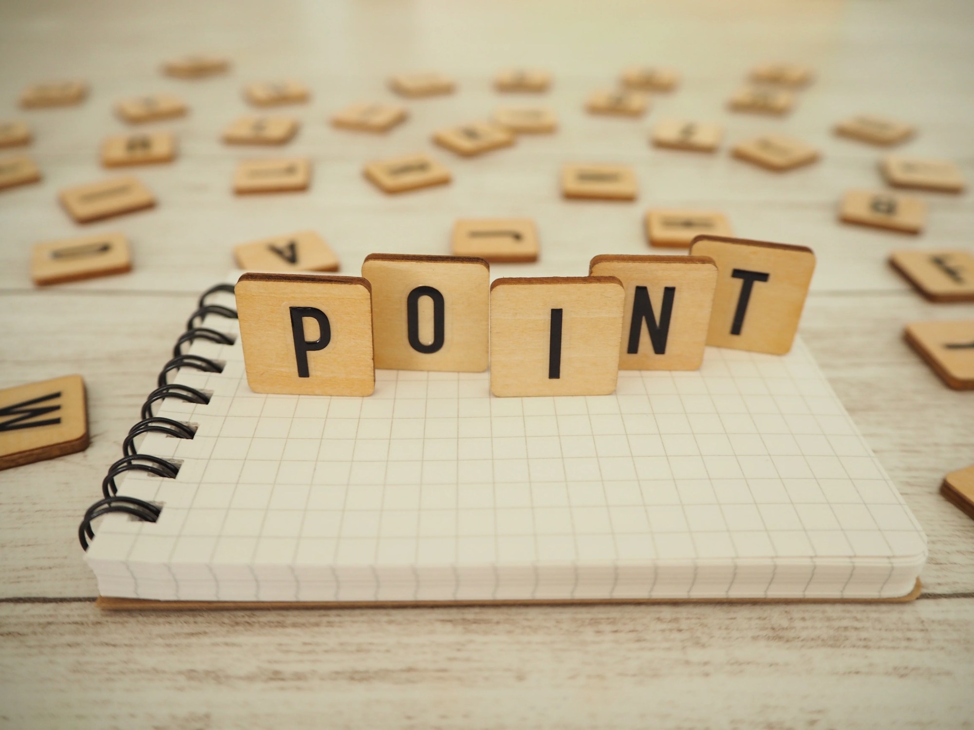 「ポイント」のイメージ_POINTとプリントされた木製ボード