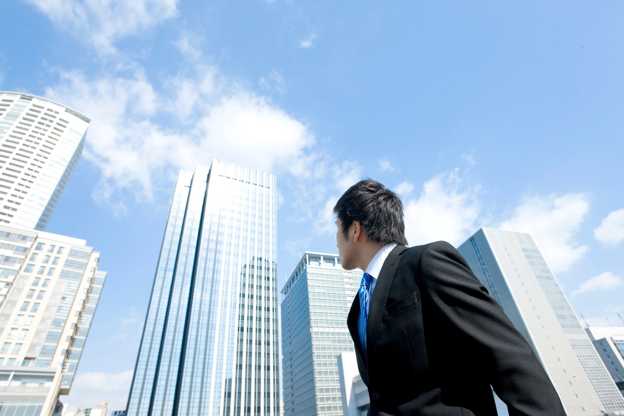 「挑戦」のイメージ_ビルを眺める男性