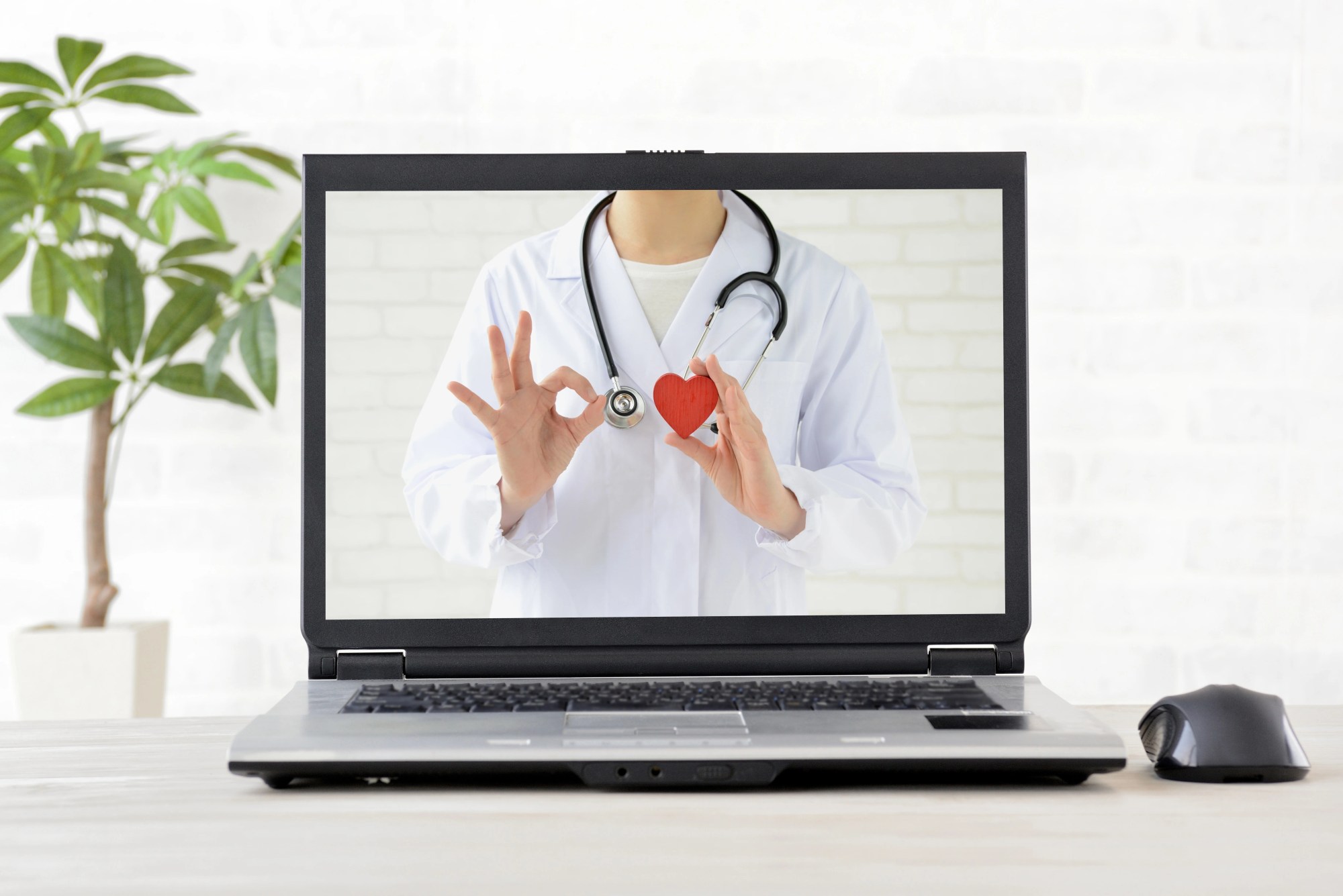 「オンライン診療」のイメージ_パソコンに医師が映っている様子
