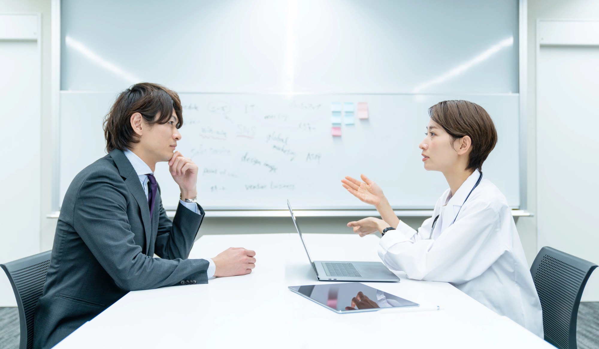 「産業医」のイメージ_真剣に話をする産業医と男性管理職