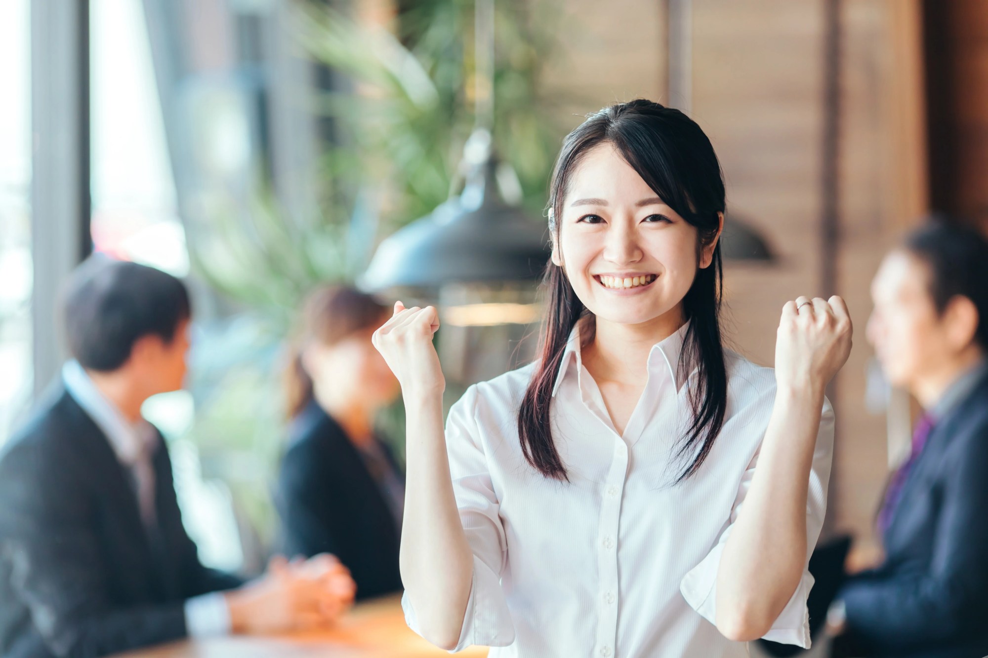 「解決策」のイメージ_笑顔でガッツポーズをしている女性