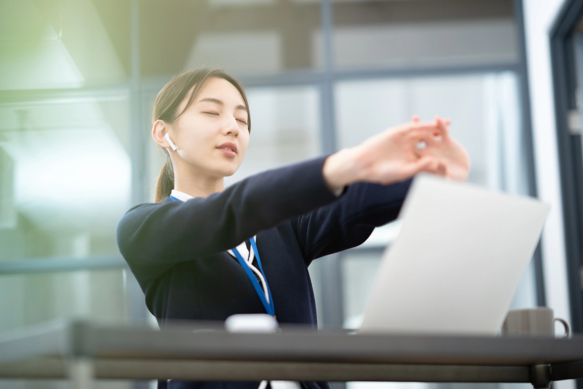 「ストレス発散」のイメージ_伸びをしている女性