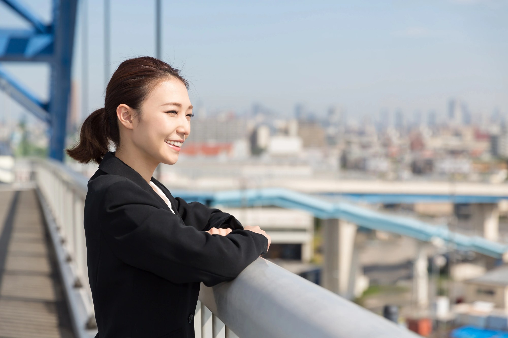 「解決策」のイメージ_笑顔で遠くを見ている女性