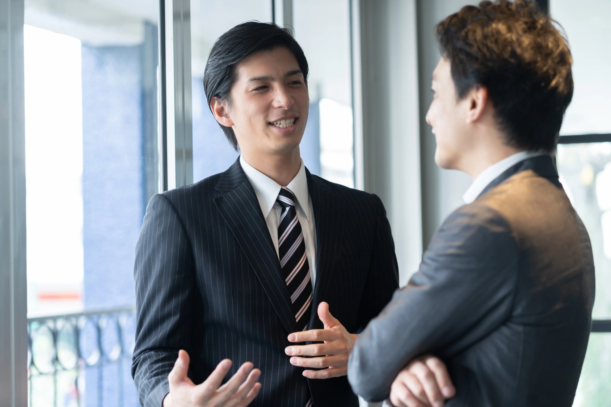 「円滑なコミュニケーション」のイメージ_笑顔で話をする上司と部下