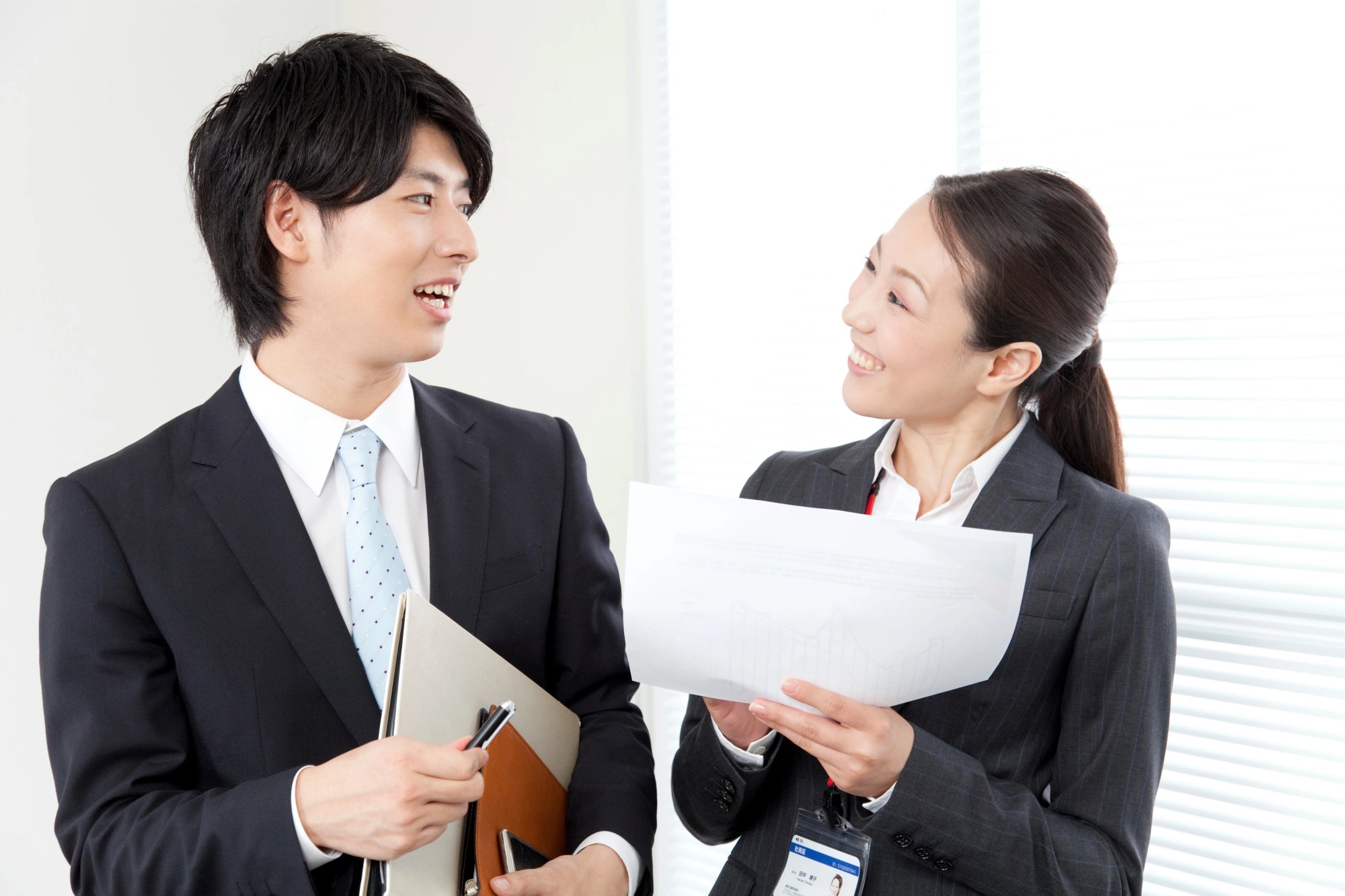 「円滑なコミュニケーション」のイメージ_笑顔で指導する管理職と笑顔で話を聞く部下