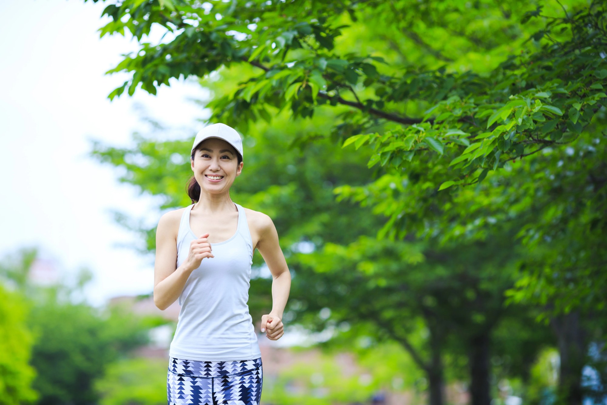 「ストレス解消」のイメージ_笑顔でランニングをしている女性