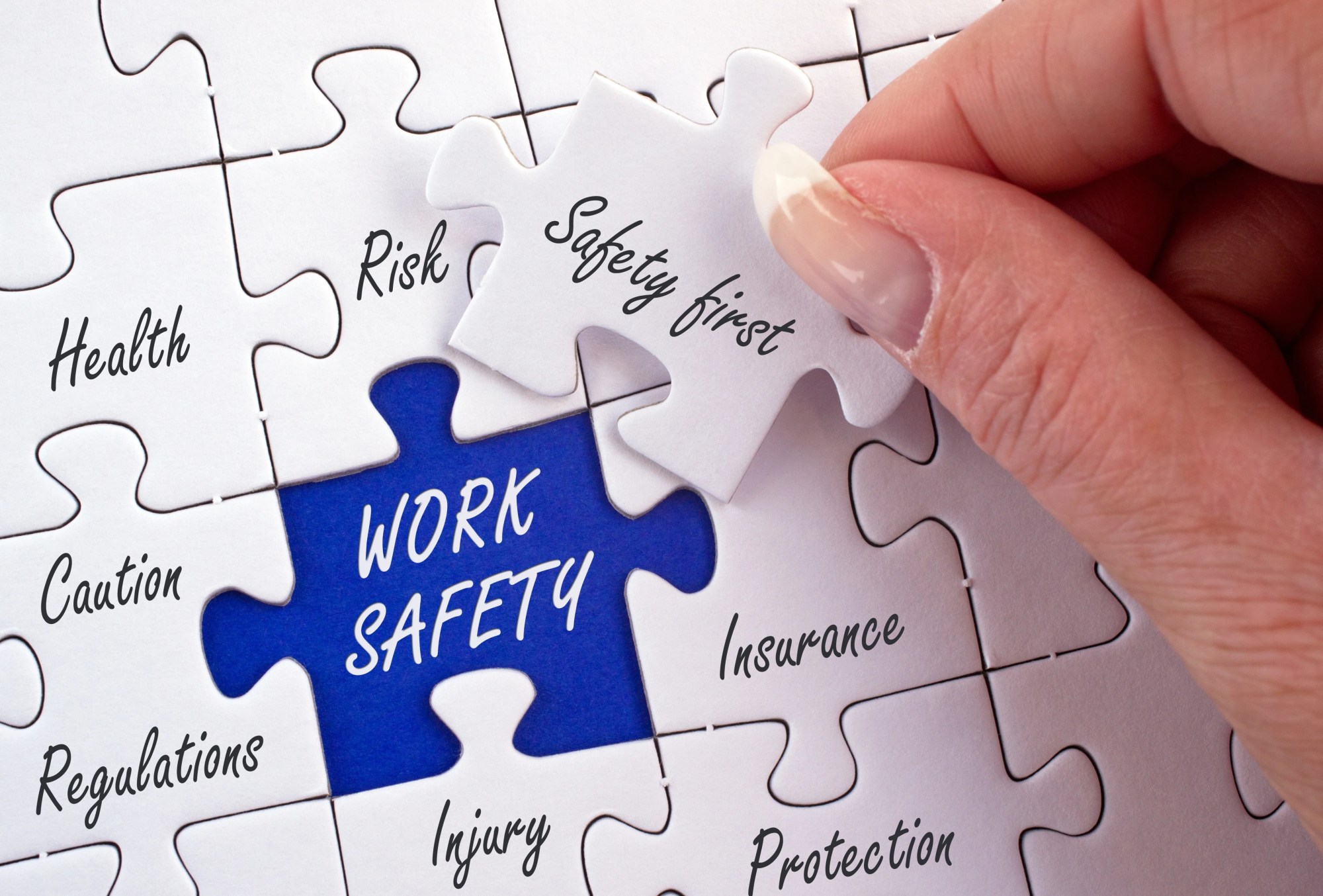 「work safety」のイメージ_パズルのピースに様々なwork safetyの内容がプリントされている様子
