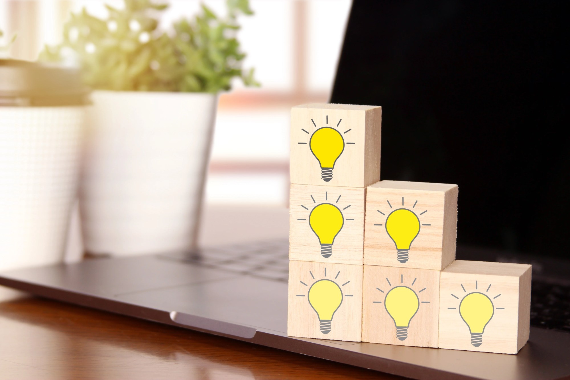 「アイディア」のイメージ_電球のイラストがプリントされた木製ブロック