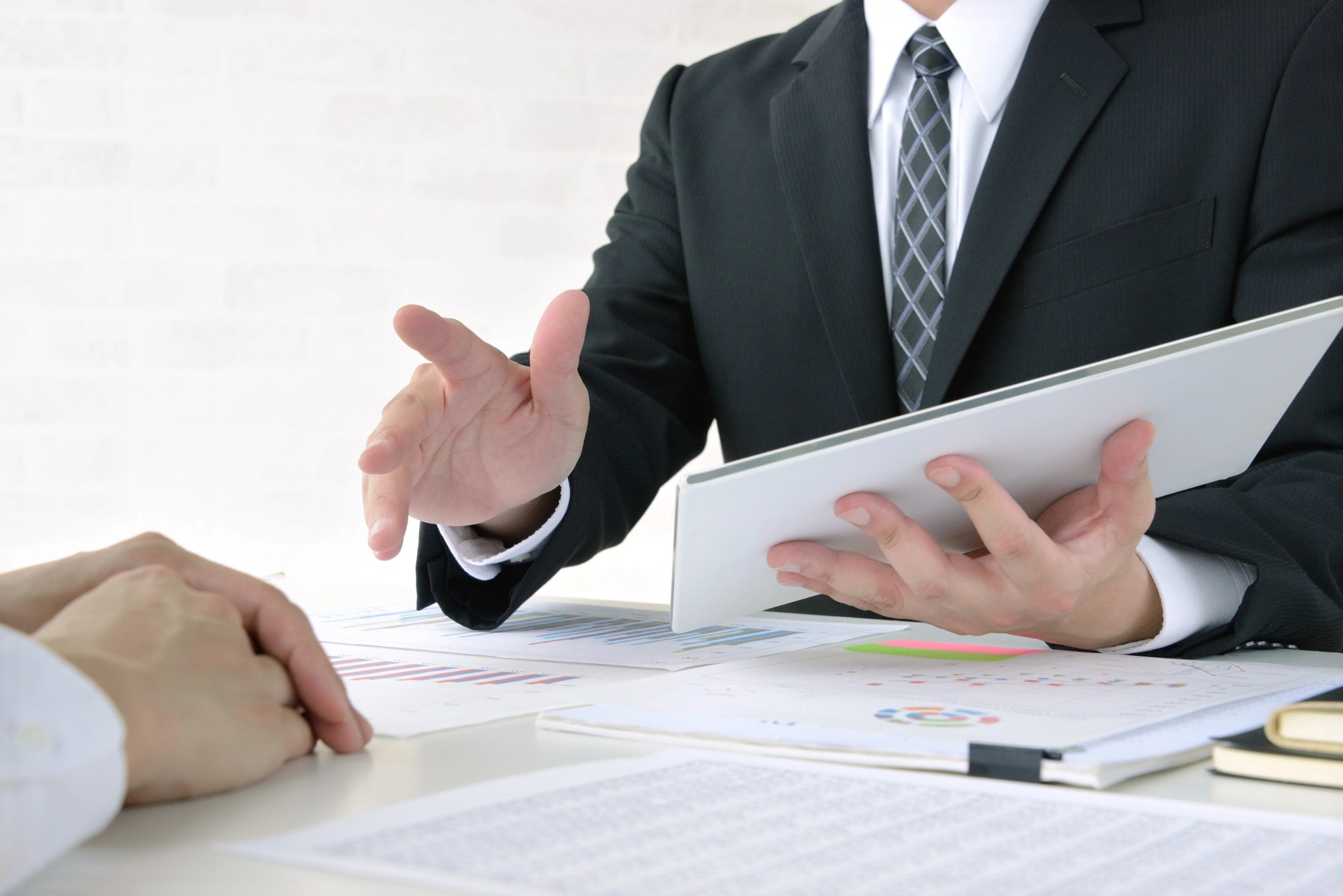 「提案」のイメージ_男性がボードを片手に提案をしている様子