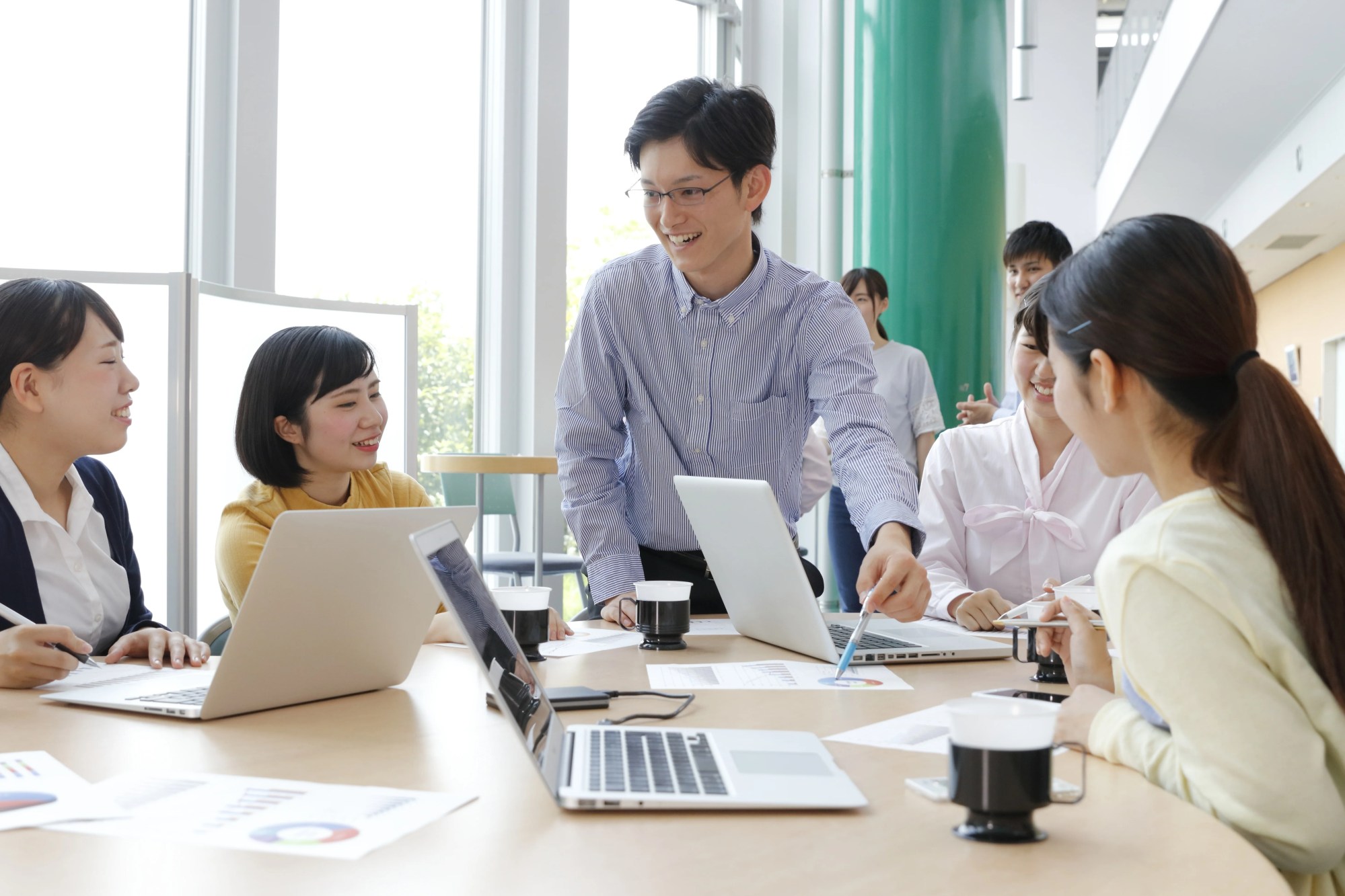 「ミーティング」のイメージ_笑顔で意見を交わす複数名の男女