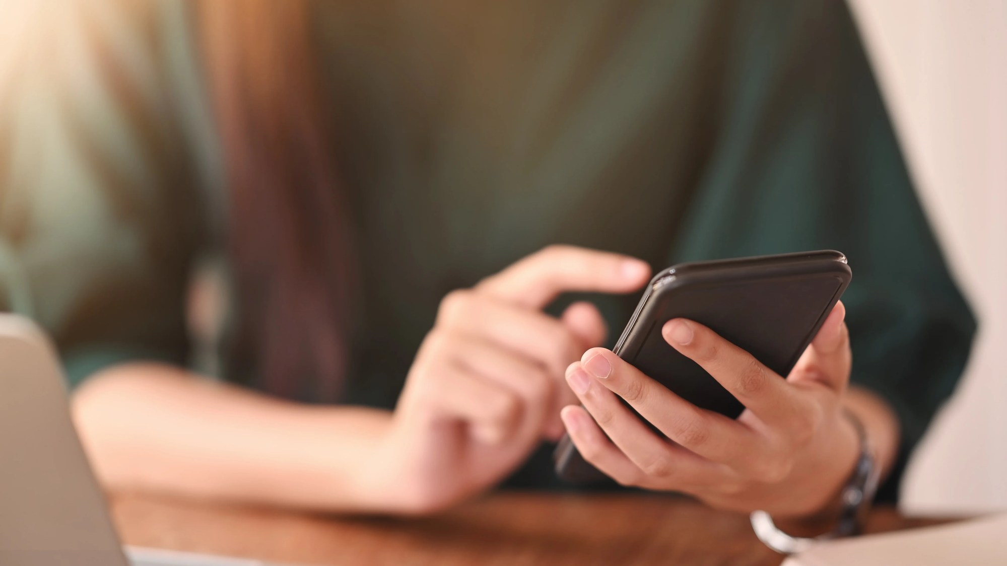 「HELPO」のイメージ_スマホを操作する男性の手元