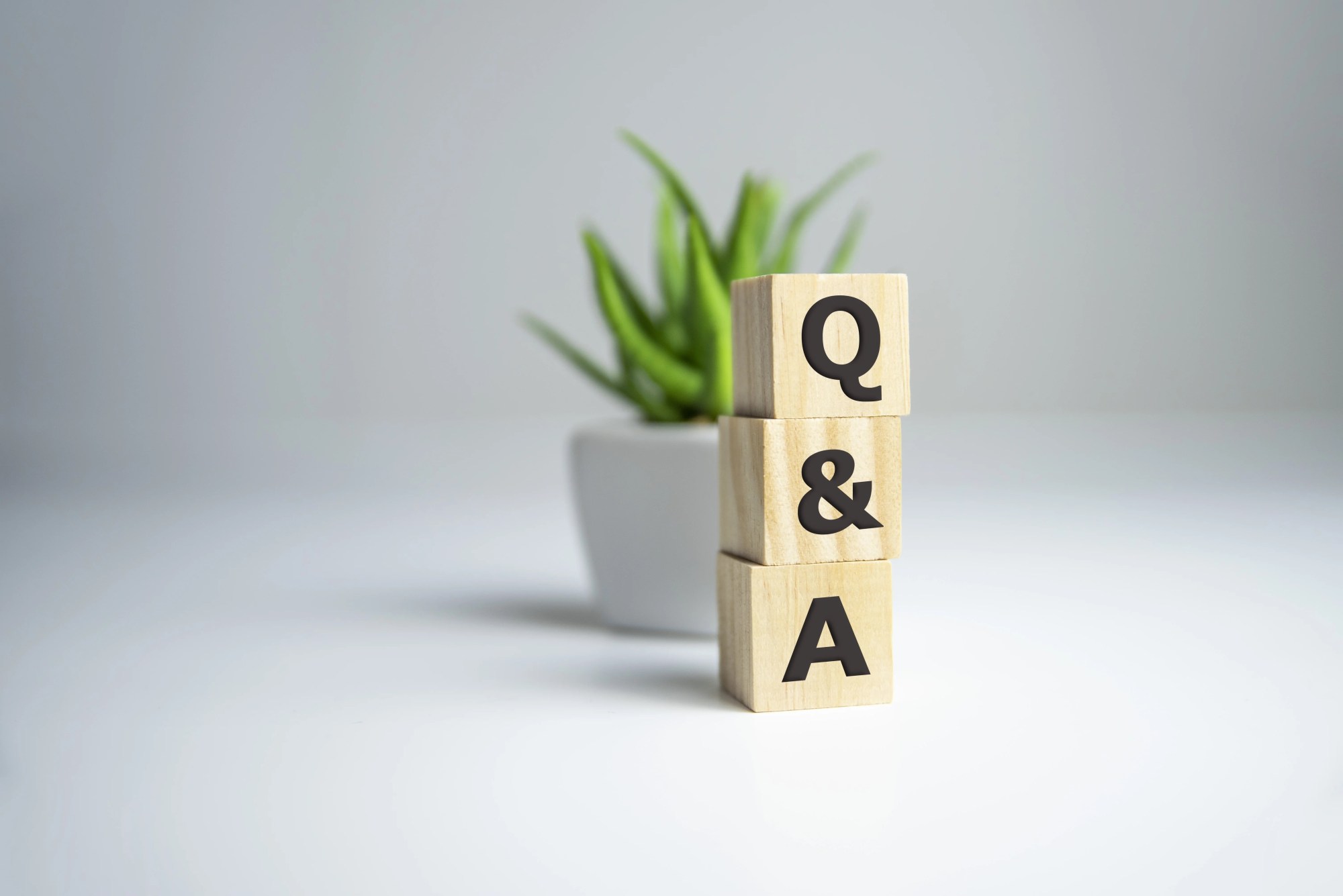 「Q&A」のイメージ_Q&Aとプリントされた木製ブロック