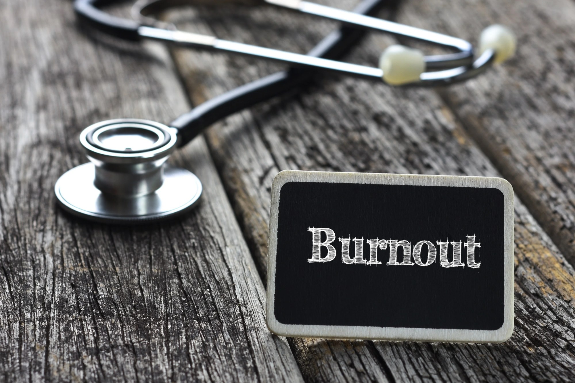 「バーンアウト」のイメージ_Burnoutと記載されたプレートと聴診器
