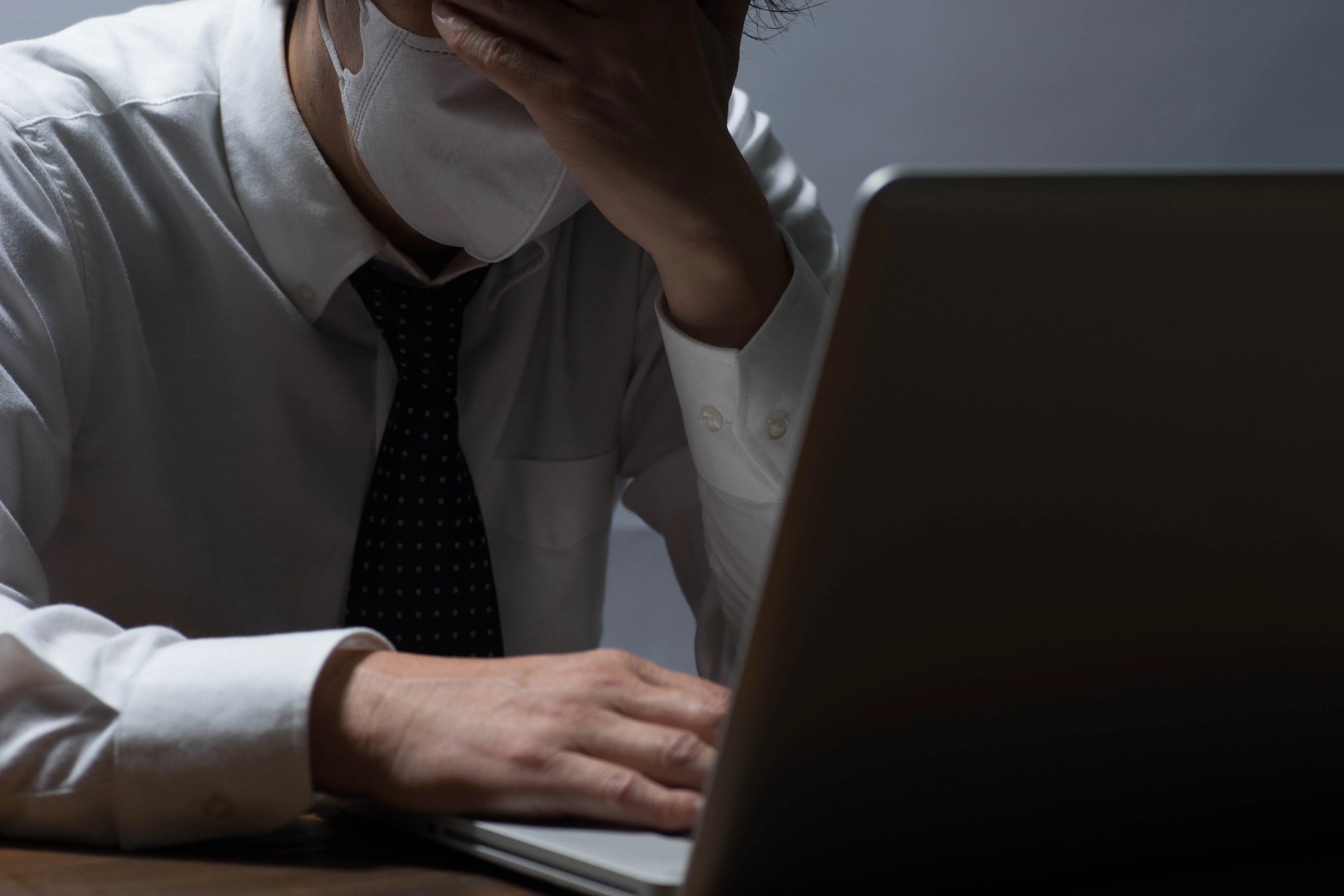 「メンタル不調」のイメージ_パソコンの前で頭を抱える男性