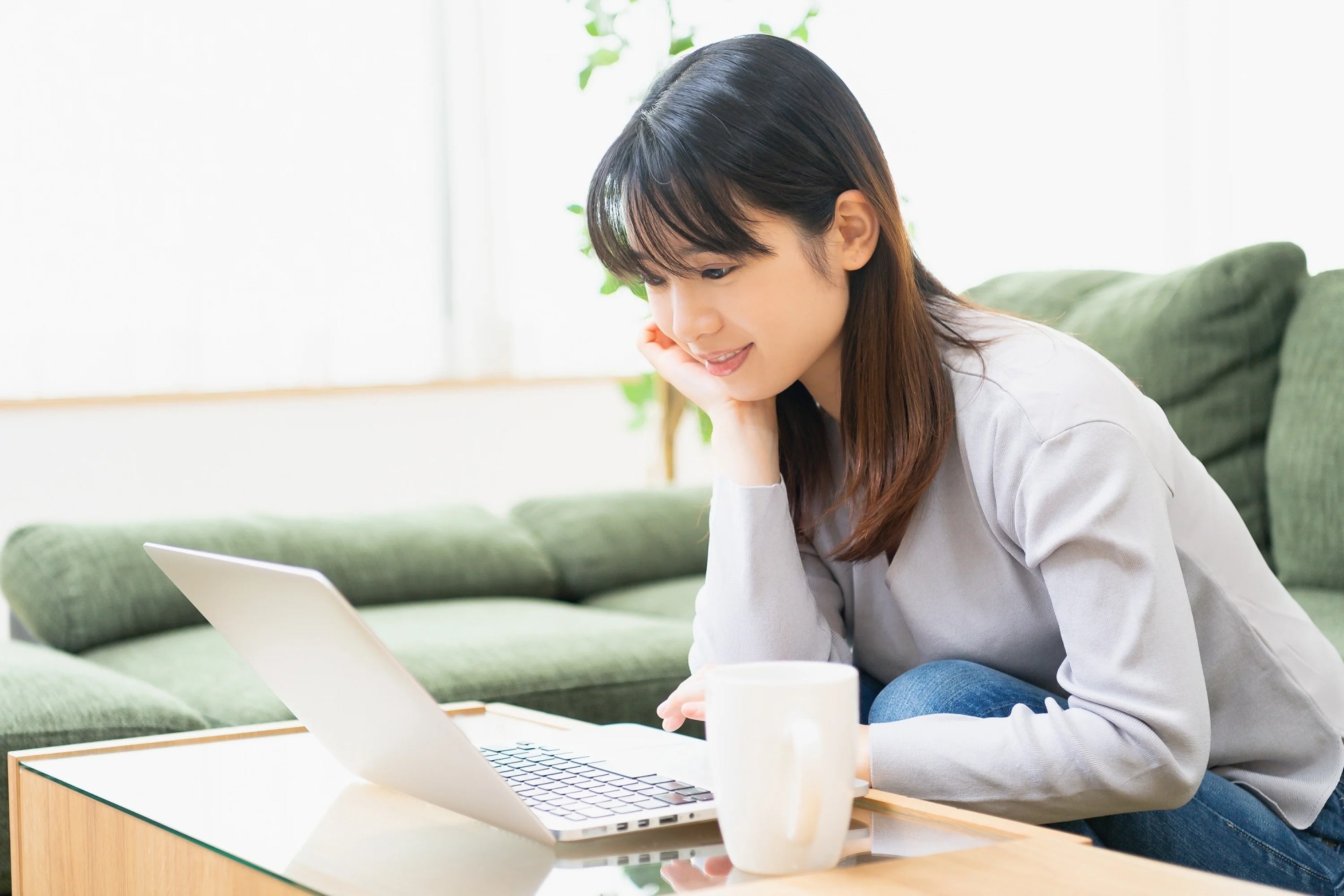 「テレワーク」のイメージ_笑顔でパソコンを操作する女性