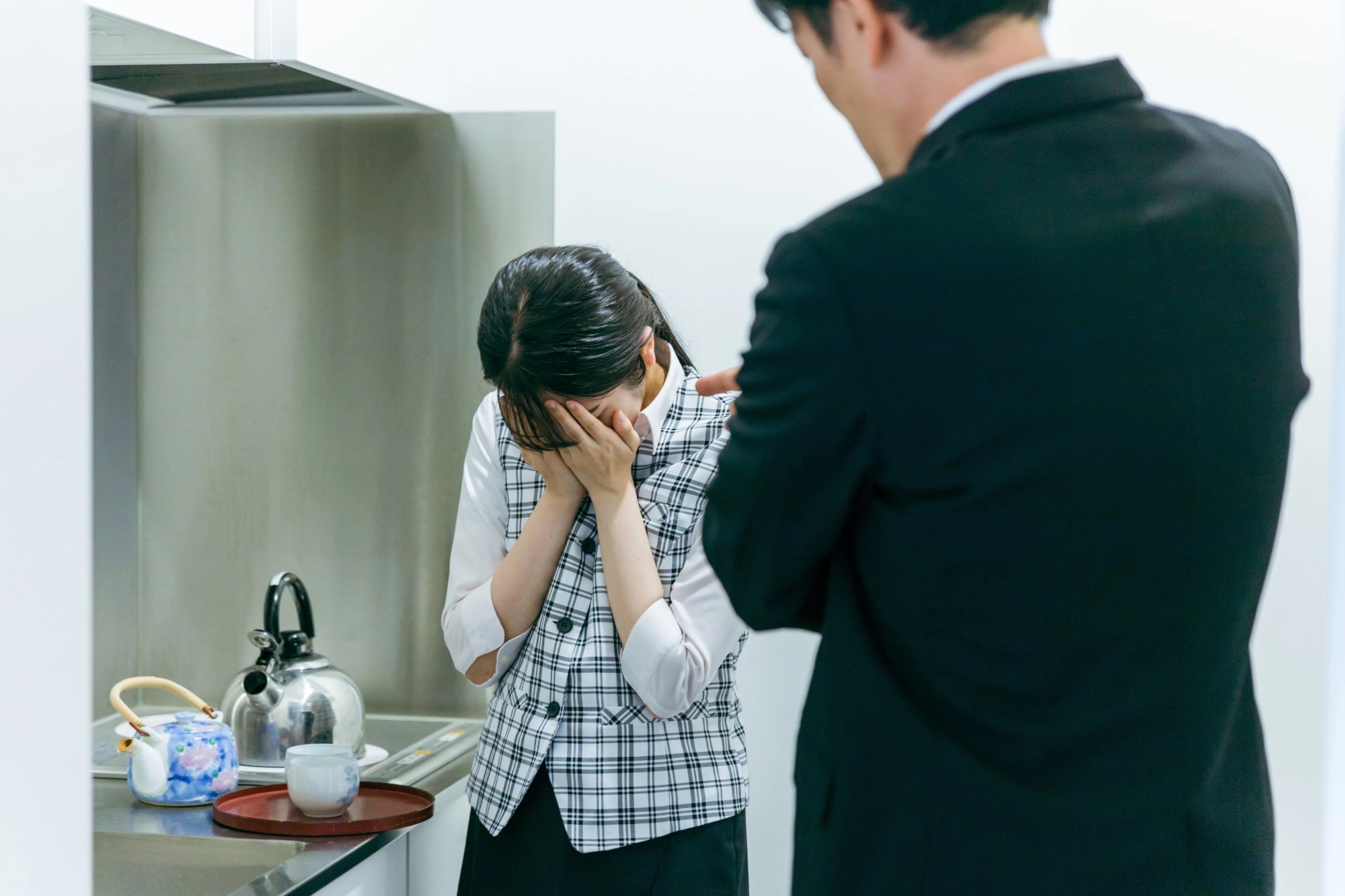 「ハラスメント」のイメージ_叱責をする男性と、泣く女性
