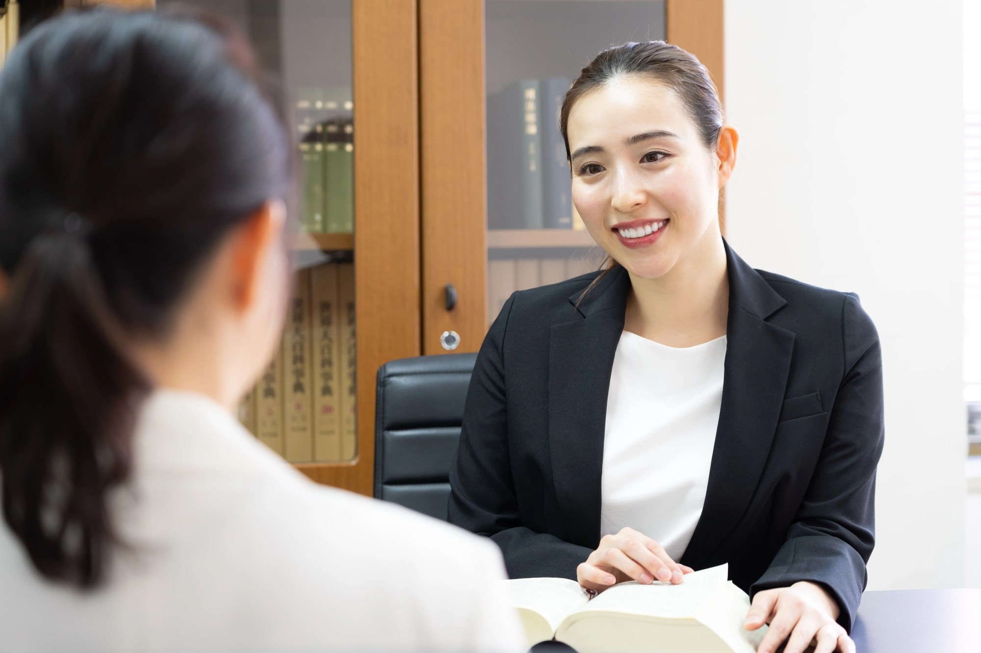 「相談」のイメージ_笑顔で話を聞く女性