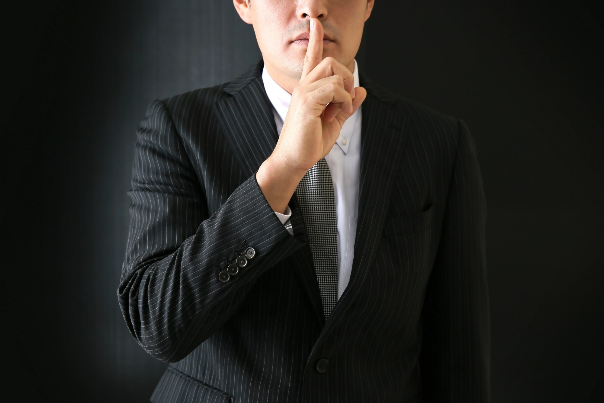 「ポイント」のイメージ_人差し指を口元に当てる男性