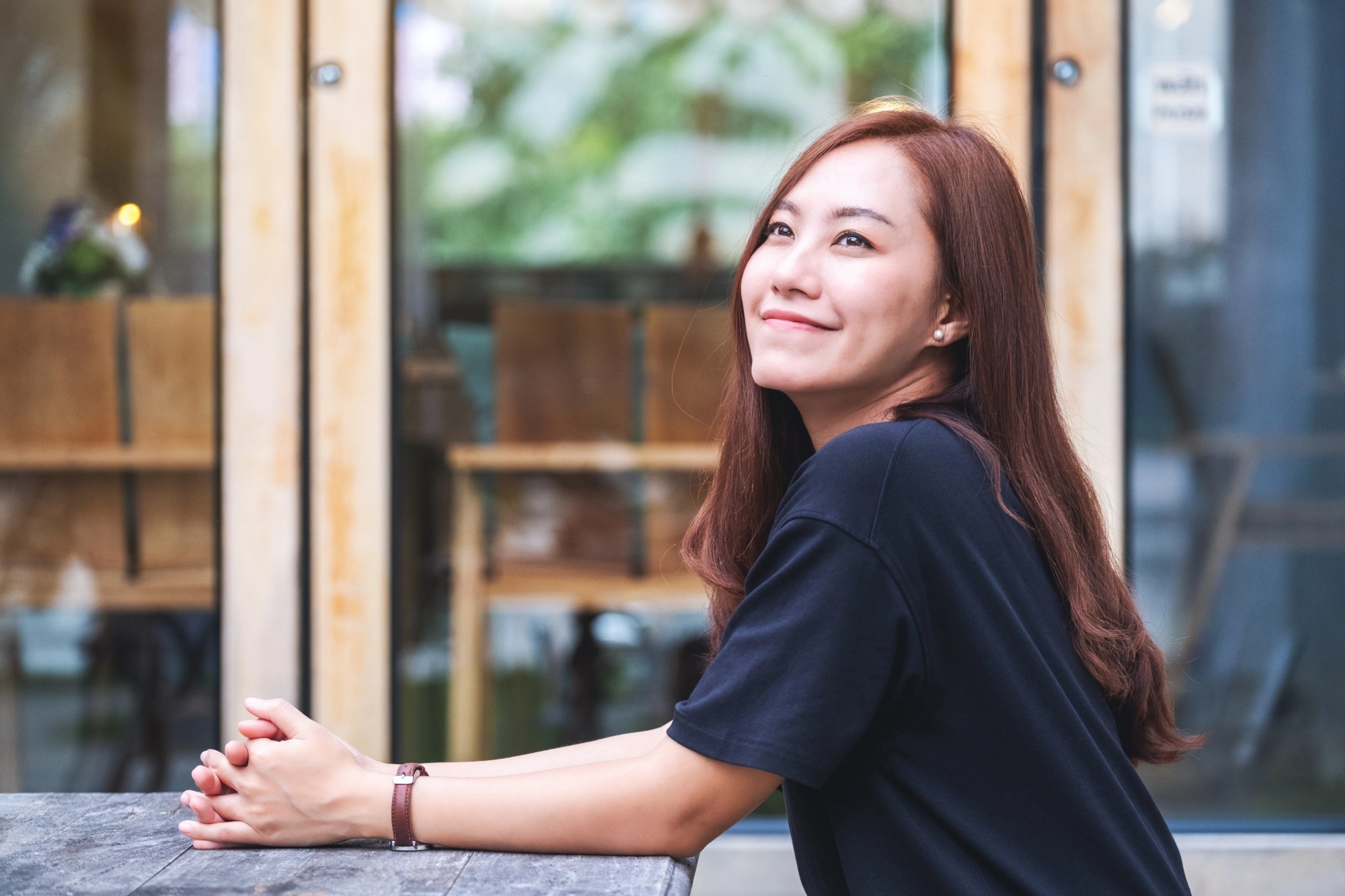 「ソリューション」のイメージ_笑顔で空を見上げる女性