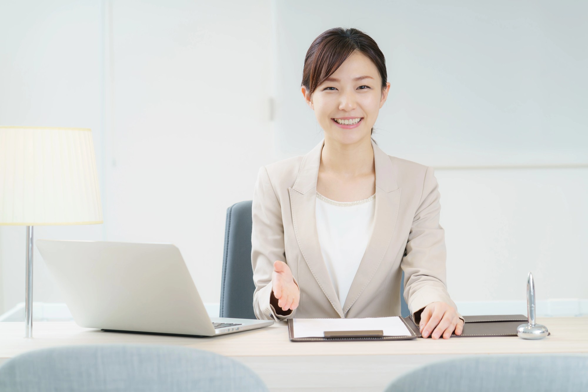 「方法」のイメージ_笑顔でこちらを見ている女性