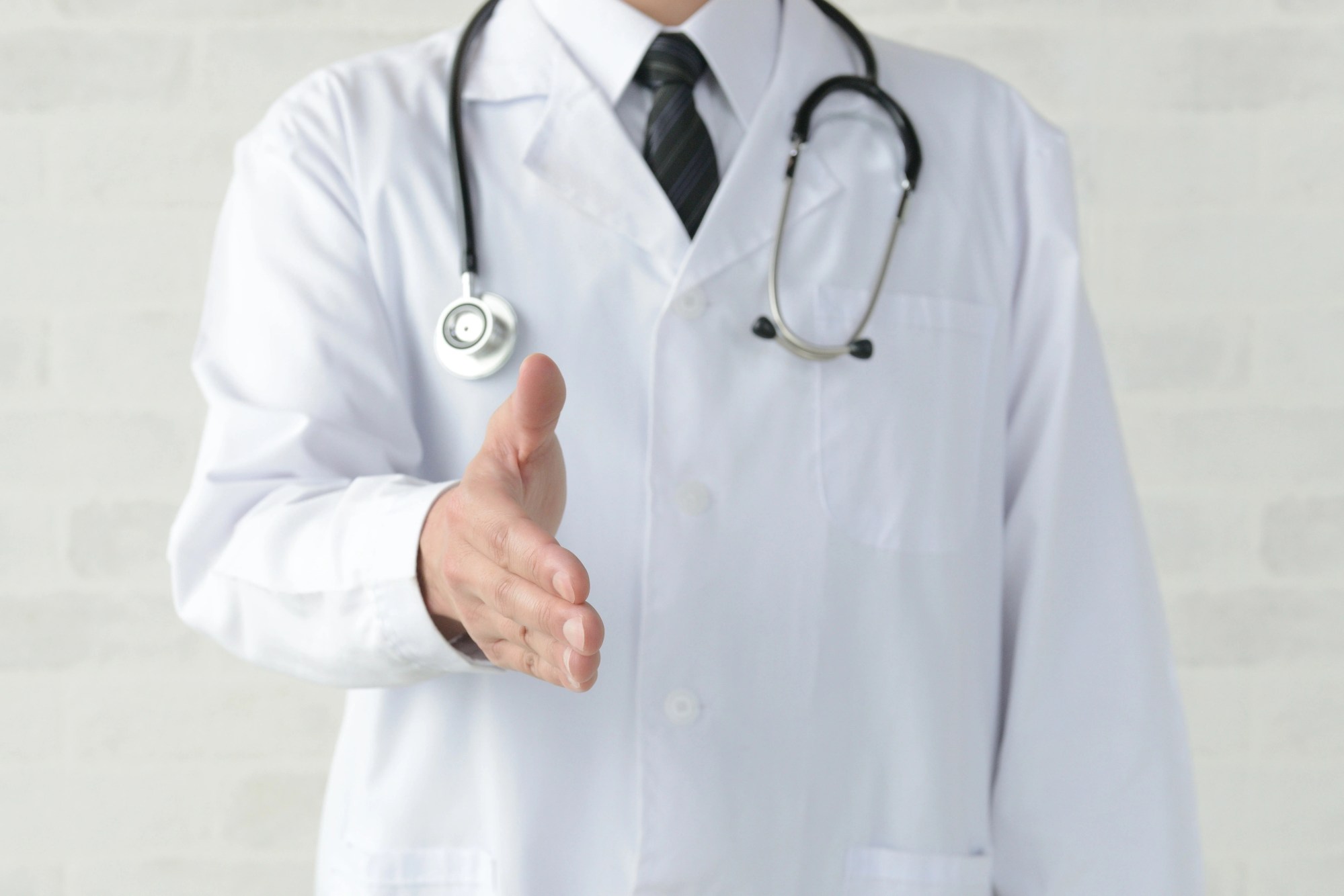 「医師」のイメージ_手を差し伸べる医師の手元