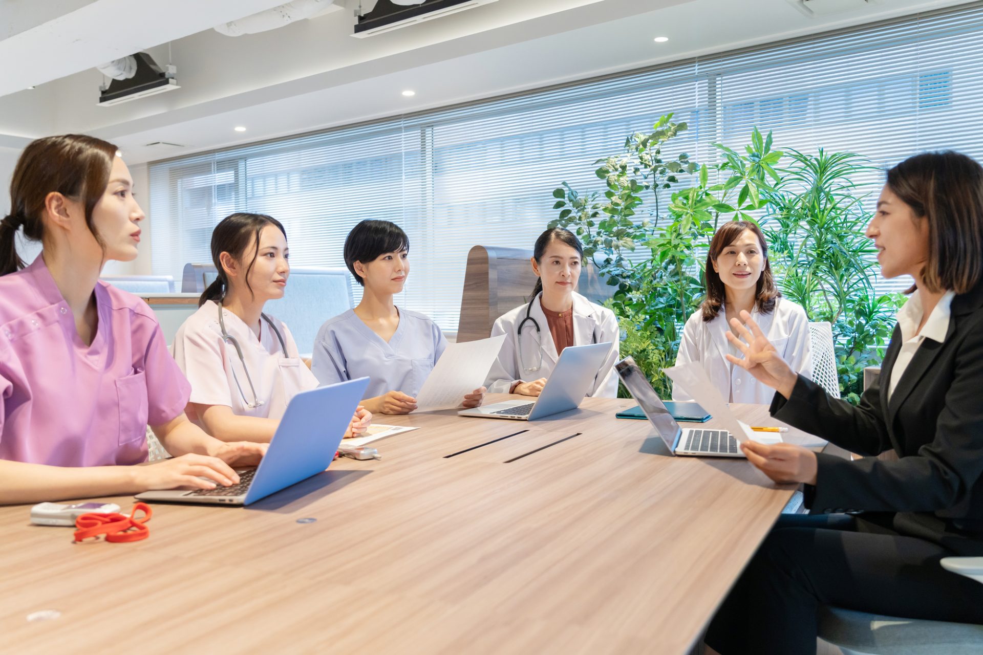 「会議」のイメージ_話し合いをしている複数名の産業医