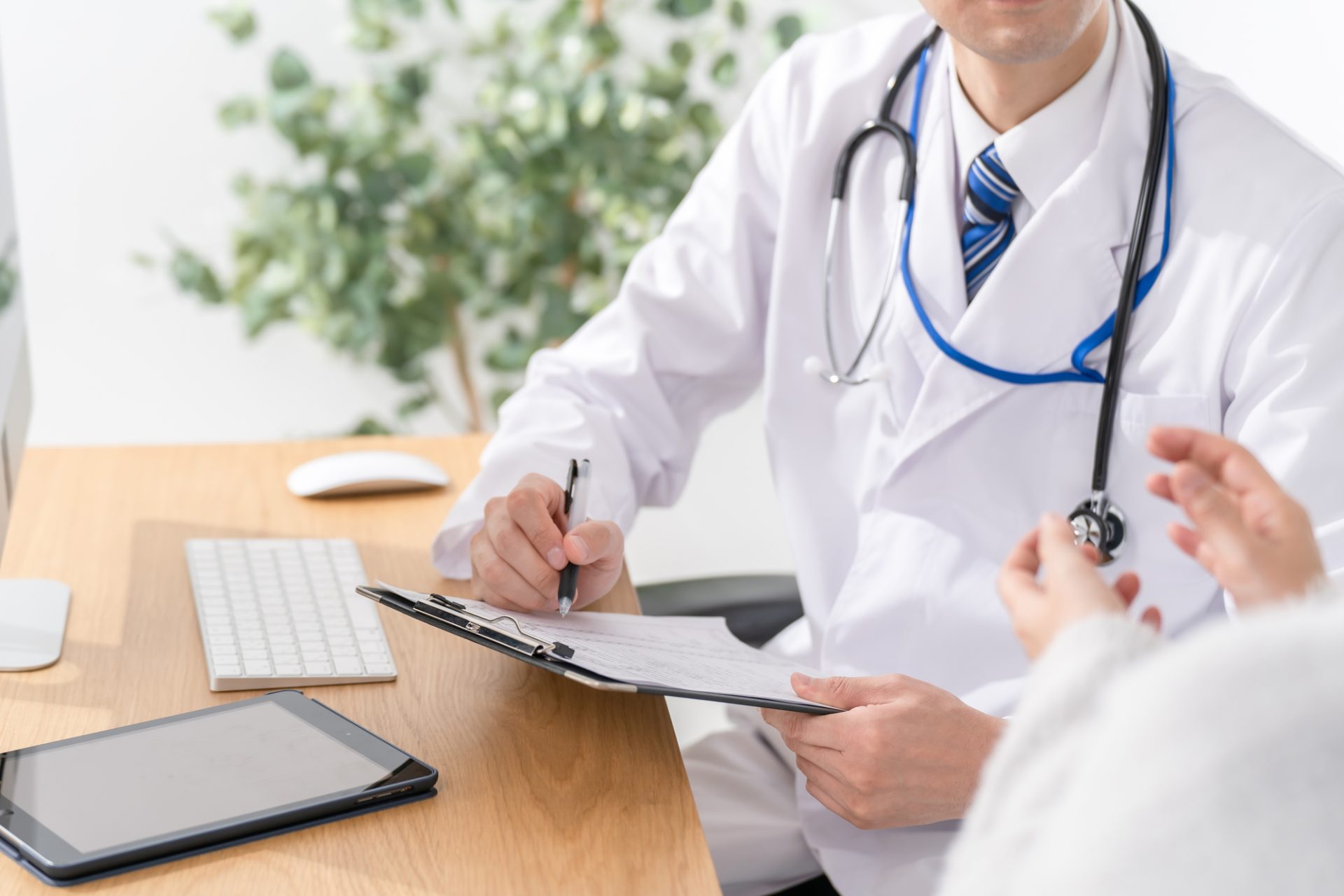 「産業医」のイメージ_話を聞く産業医の手元