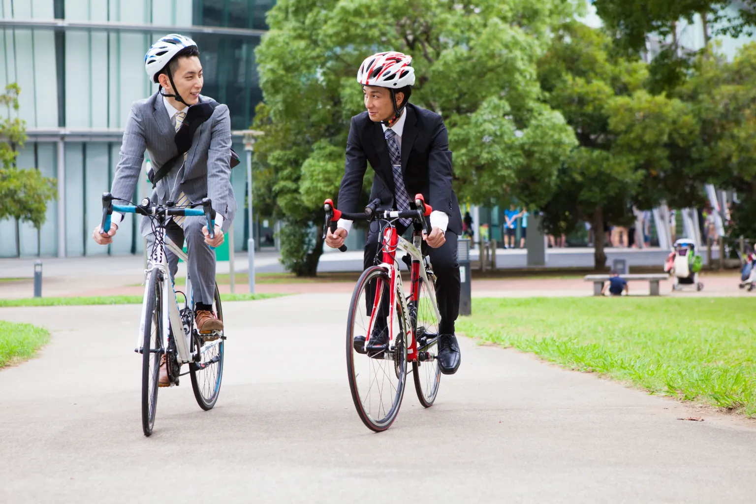 「健康」のイメージ_ロードバイクで出勤する2名の社員
