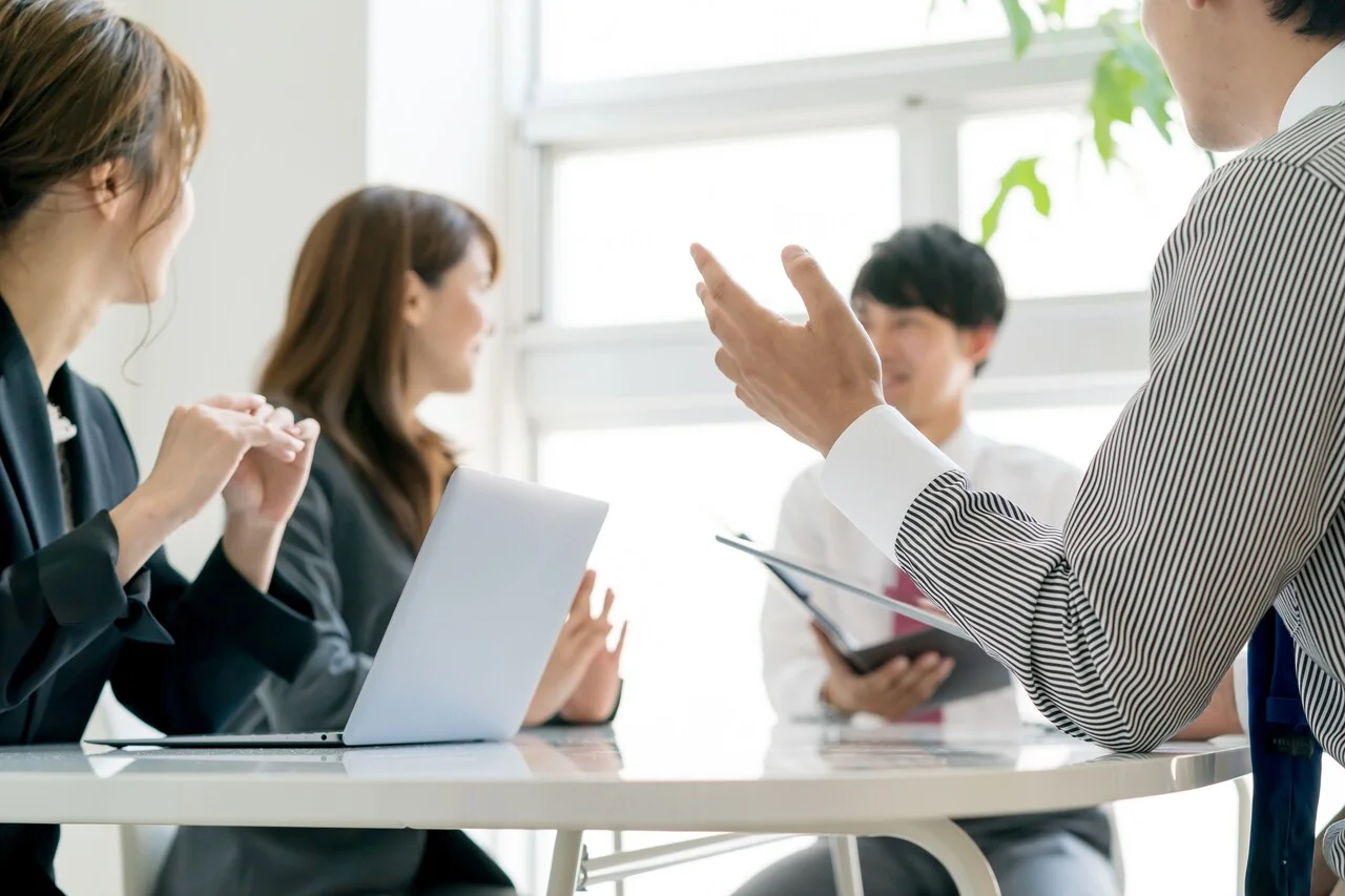「会議」のイメージ_意見を交わす複数名の社員