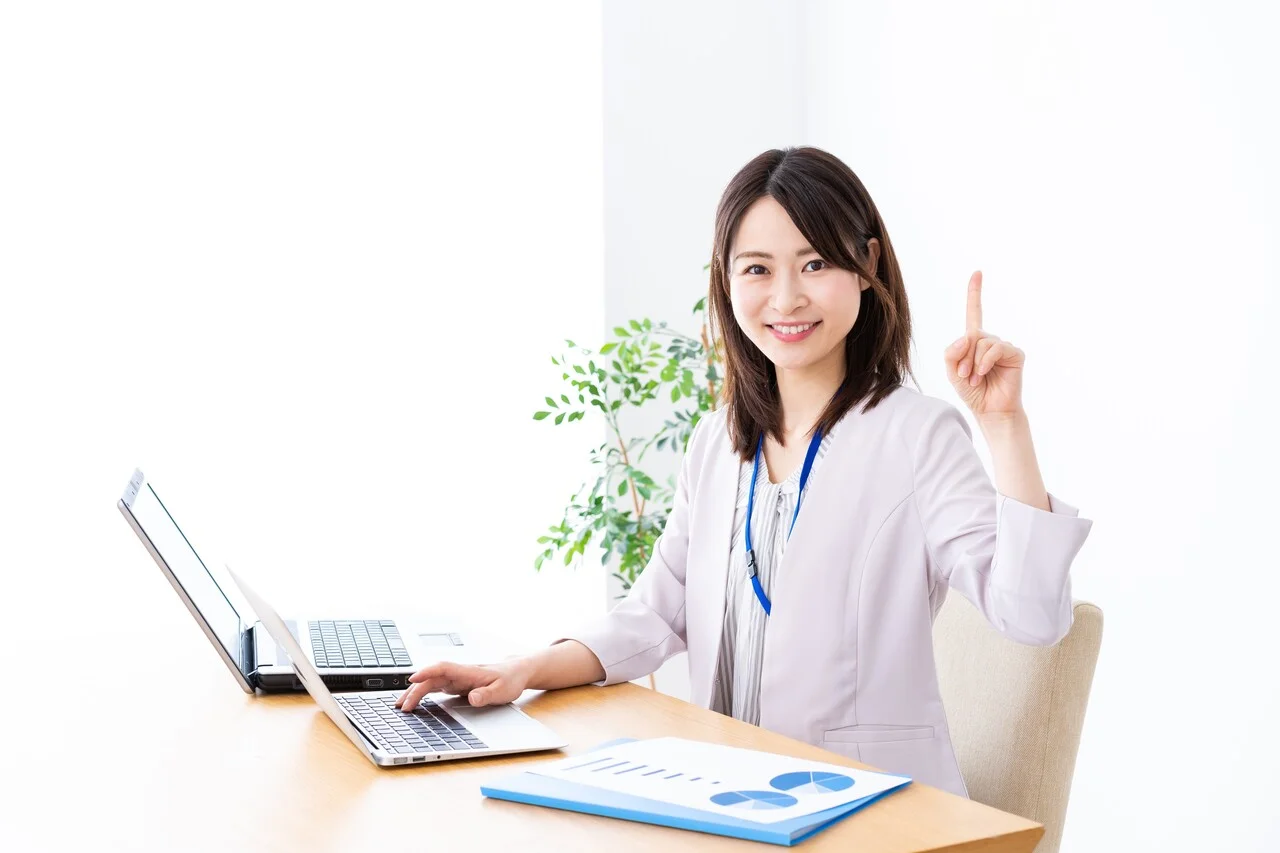 「ポイント」のイメージ_笑顔でPOINTのハンドサイをする女性