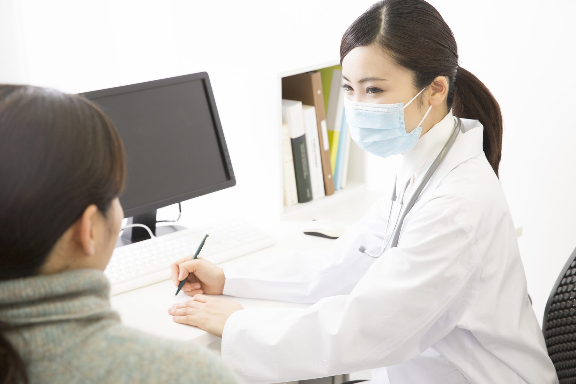 「産業医面談」のイメージ_笑顔で話を聞く産業医