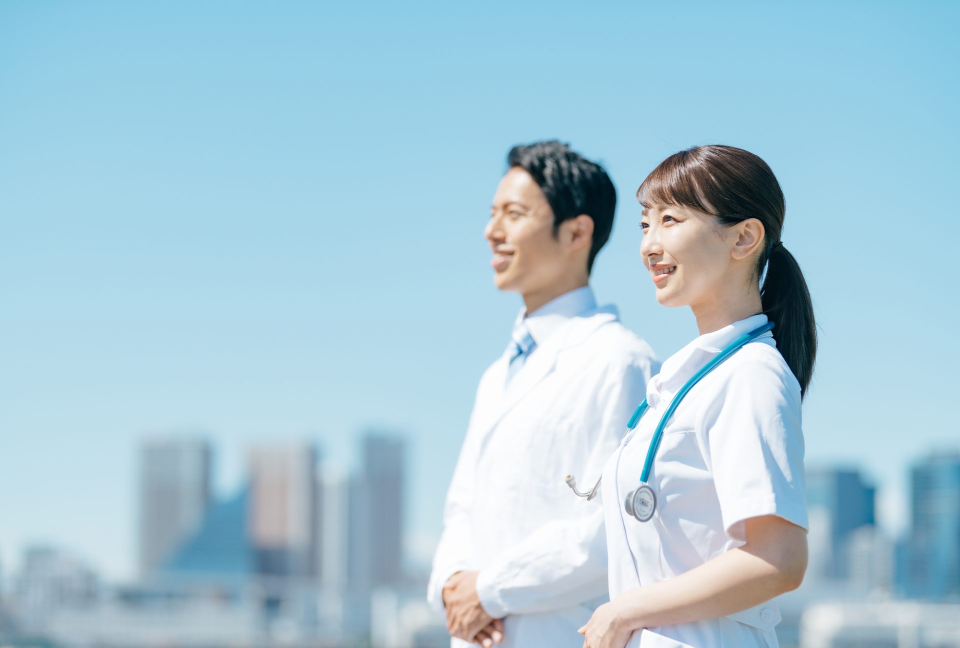 「産業医」のイメージ_笑顔で前を向く2名の産業医