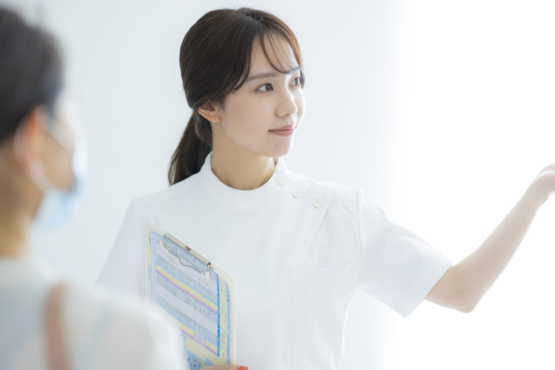 「産業医」のイメージ_笑顔で案内する産業医