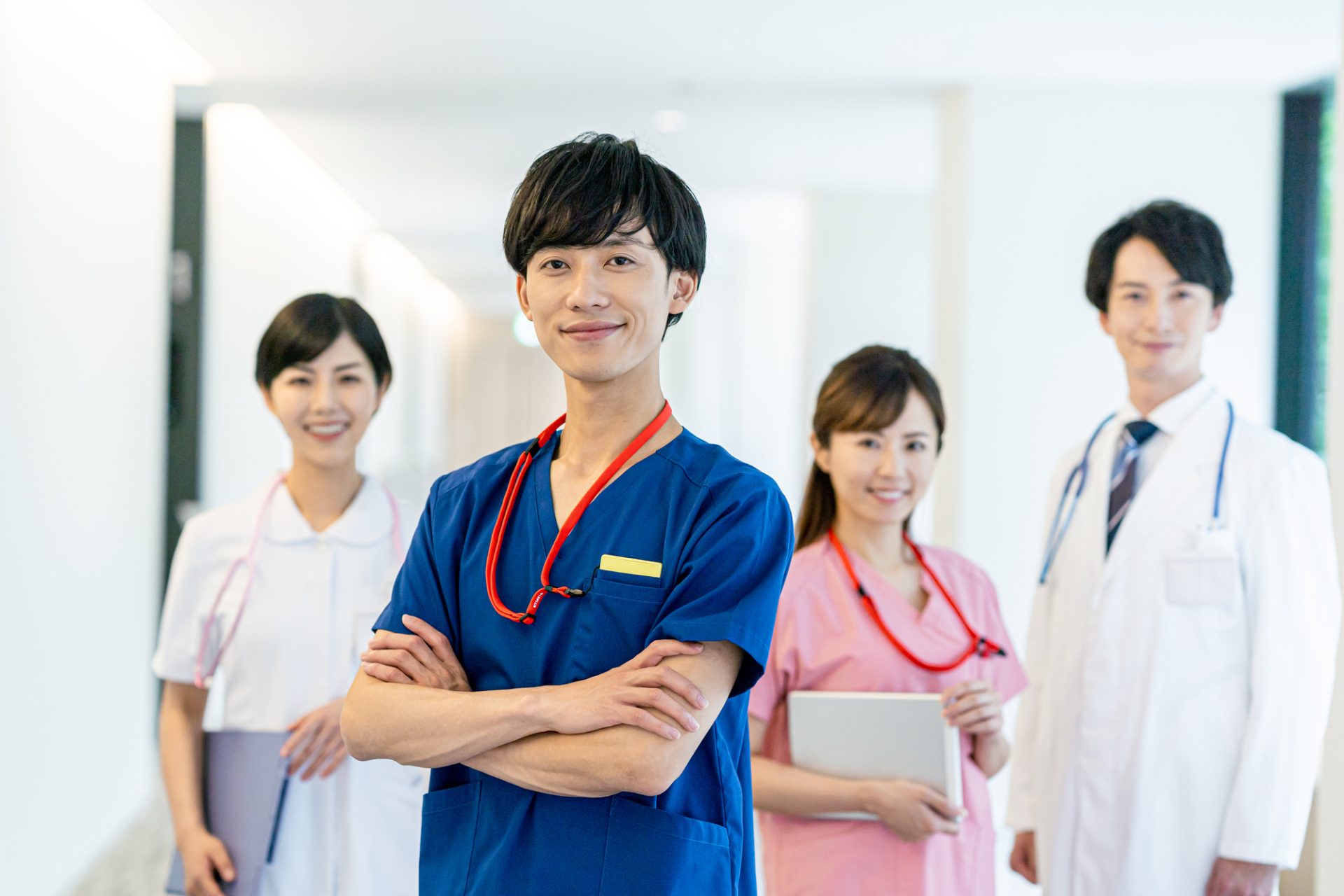 「産業医」のイメージ_笑顔でこちらを向く複数名の産業医
