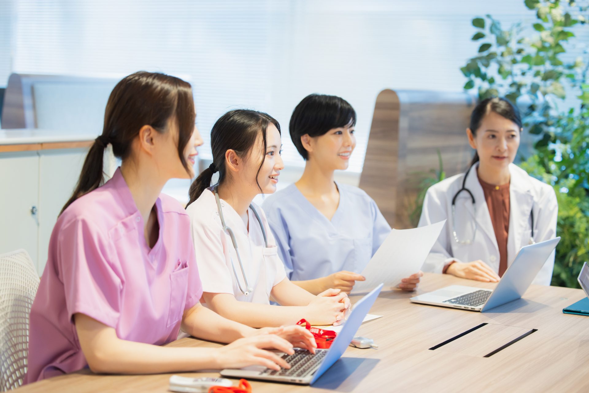 「産業医」のイメージ_笑顔で意見を交わす複数名の産業医