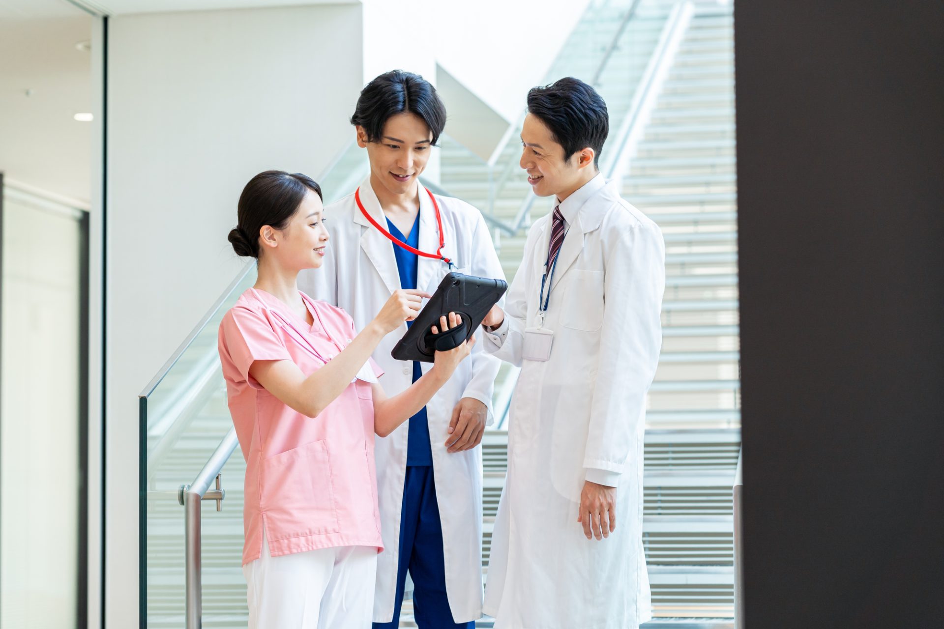 「産業医」のイメージ_笑顔で会話する複数名の産業医