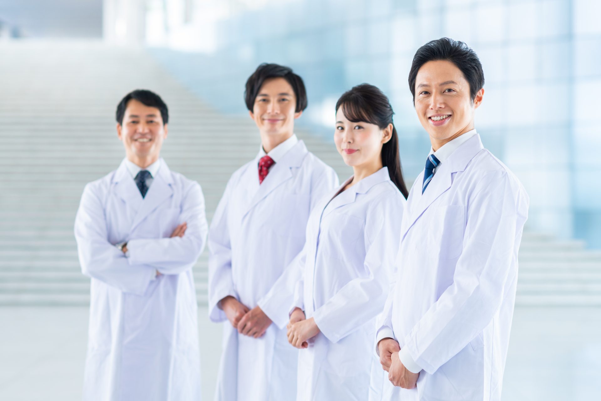 「産業医」のイメージ_笑顔でこちらを向く複数名の産業医