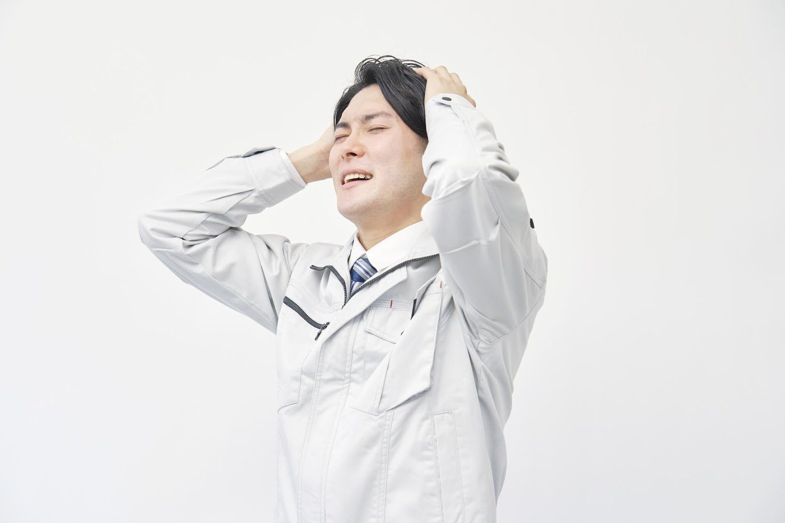 「課題」のイメージ_頭を抱えている社員