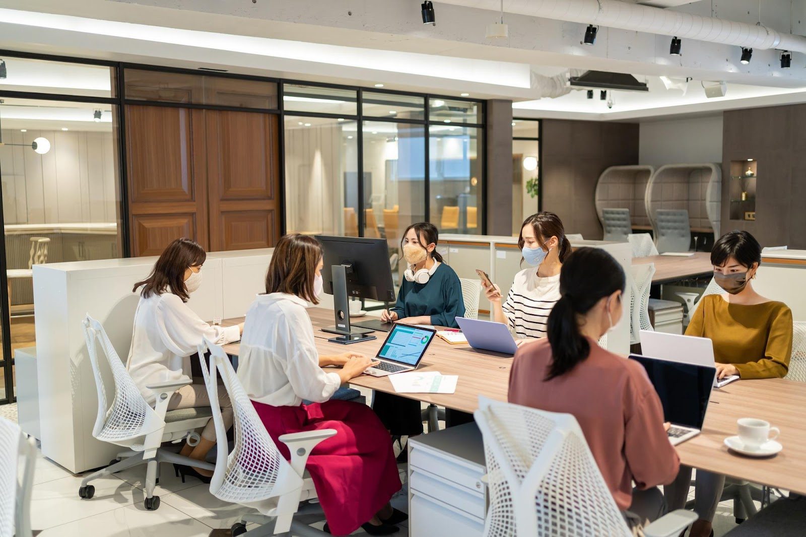 「職場」のイメージ_仕事をしている複数名の社員