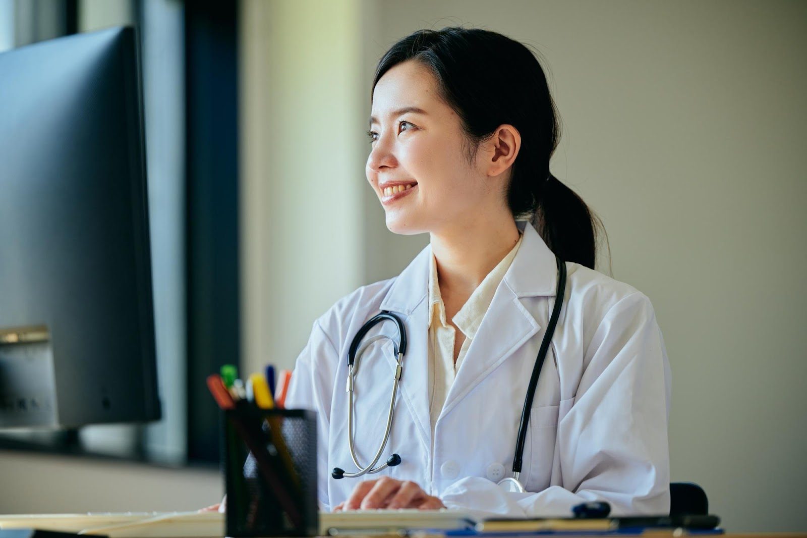 「医師」のイメージ_笑顔で前を向く医師