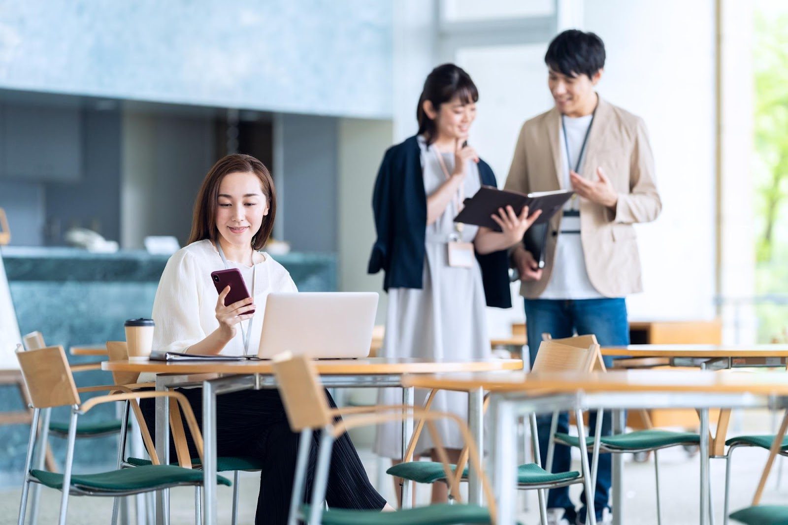「オフィス」のイメージ_オフィスにいる複数名の社員