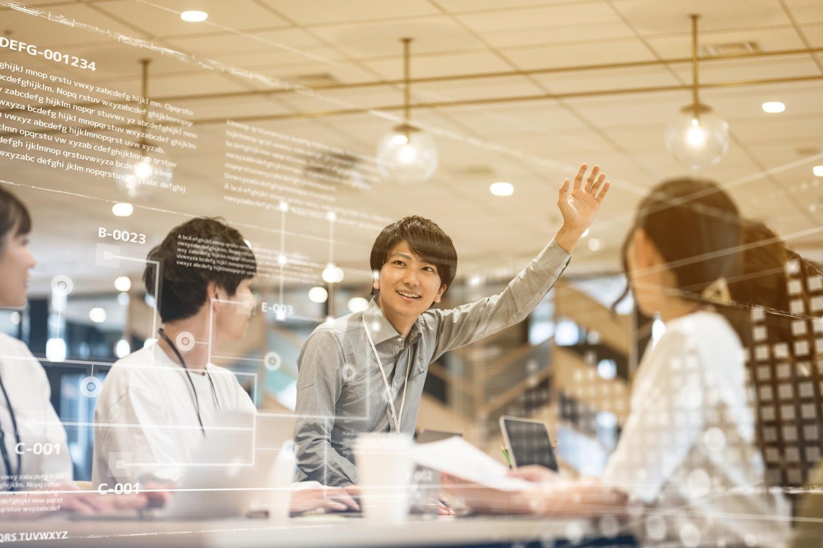 「会議」のイメージ_挙手をする男性