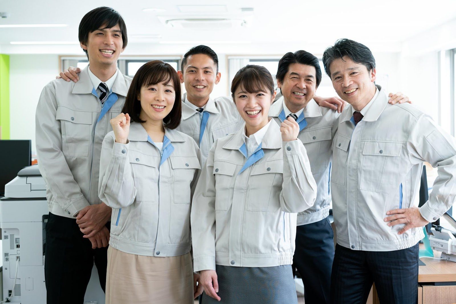 「良い職場環境」のイメージ_笑顔で肩を組む複数名の社員
