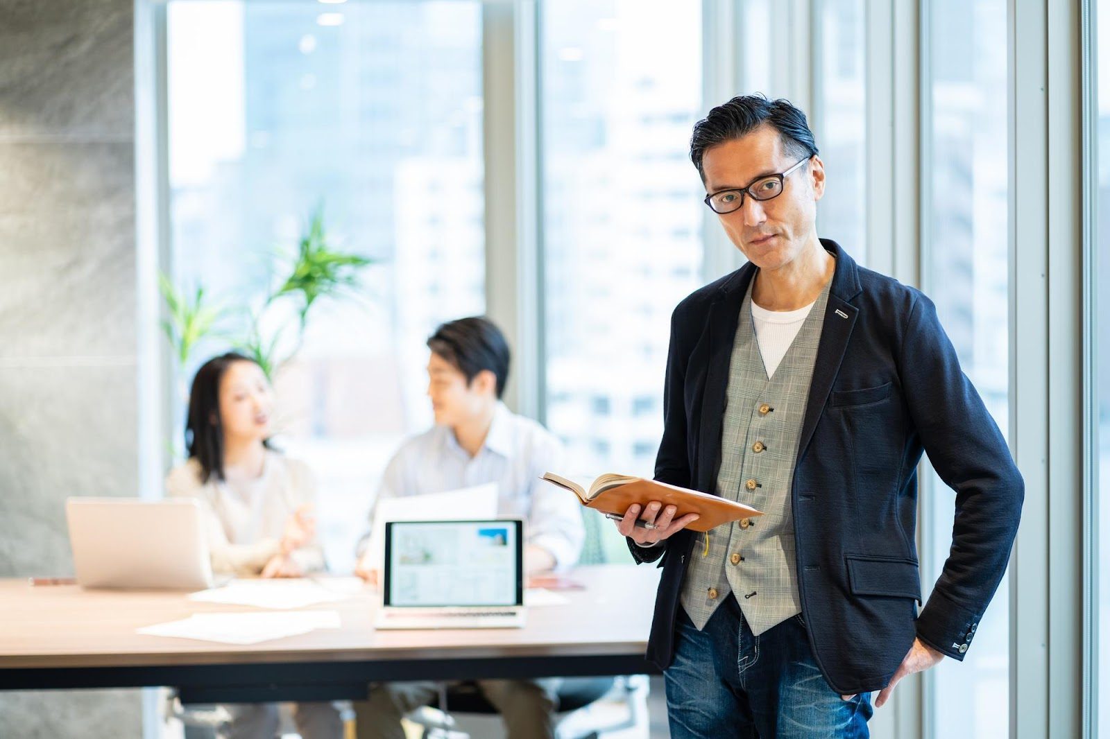 「考える」のイメージ_考え事をしている管理職