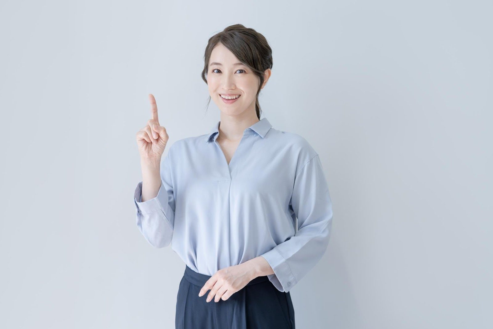 「ポイント」のイメージ_人差し指を立てる女性